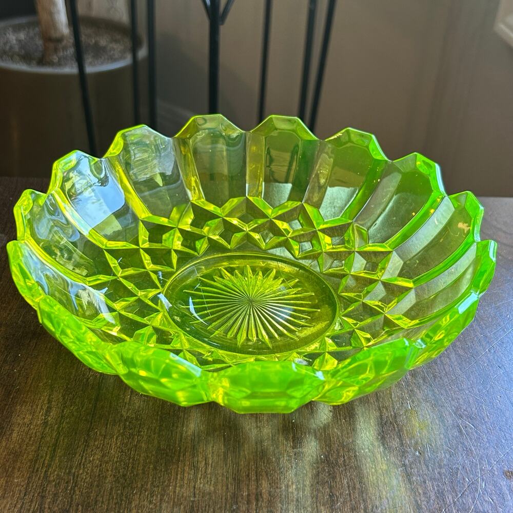 Vintage Uranium Vaseline Green Glass Bowl 1930's MCM W/ Bright Glow 8.5"